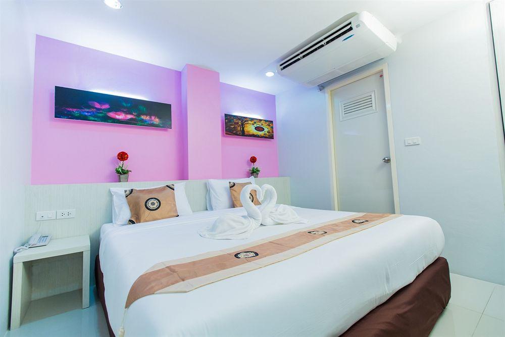 Le Touche Hotel Bangkok Exterior photo